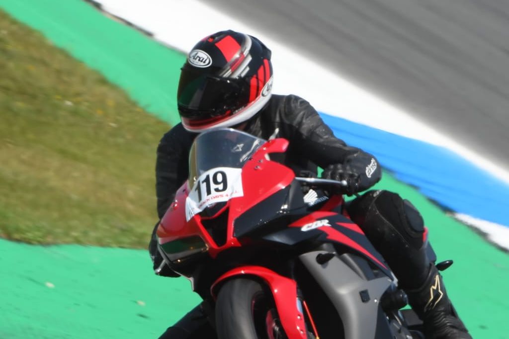 Als je van motorracen houdt dan is motorrijles bij NOVA iets voor jou
