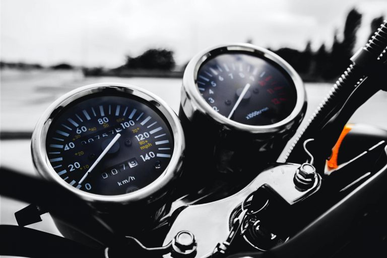 Een teller van de motor beeld voor Rijvaardigheid training motorrijden